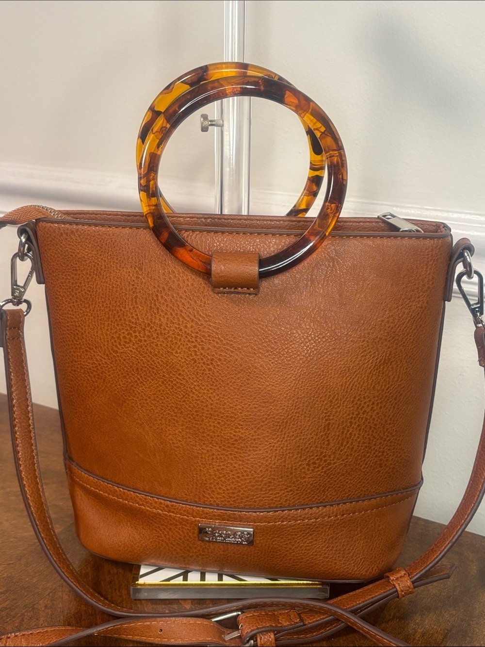 CARLOS SANTANA Tortoiseshell Handle Tan Crossbody Bag - Picture 3 of 16